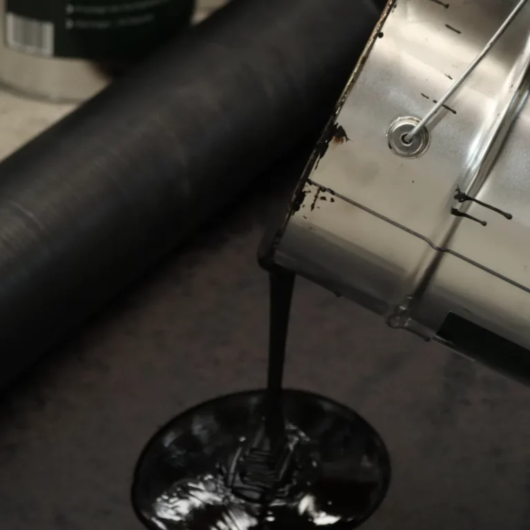 Een pot met koudlijm roofing van het merk Schütz wordt geleegd op een platform als voorbereiding om roofing te verlijmen.