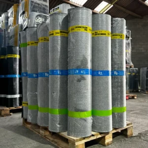 Rollen derbigum model derbicolor die samen liggen op een pallet