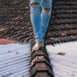 Monsieur qui marche sur un toit