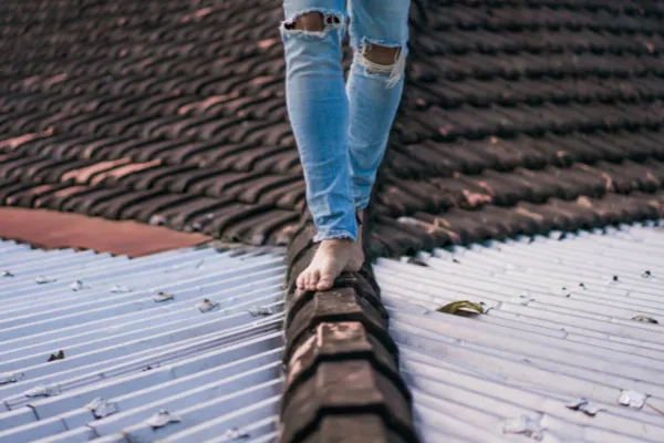 Monsieur qui marche sur un toit