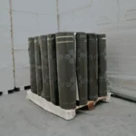 Rouleau de membrane d'étanchéité bitumineuse IKO Carrera avec finition claire pour toiture plate.